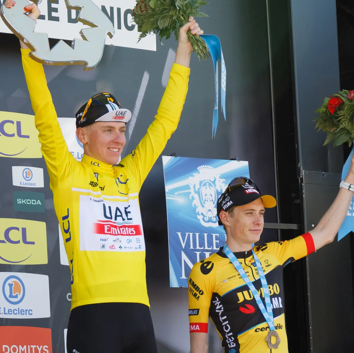 Tadej Pogačar og Jonas Vingegaard på podiet efter Paris-Nice 2023, hvor Vingegaard blev nr. 3