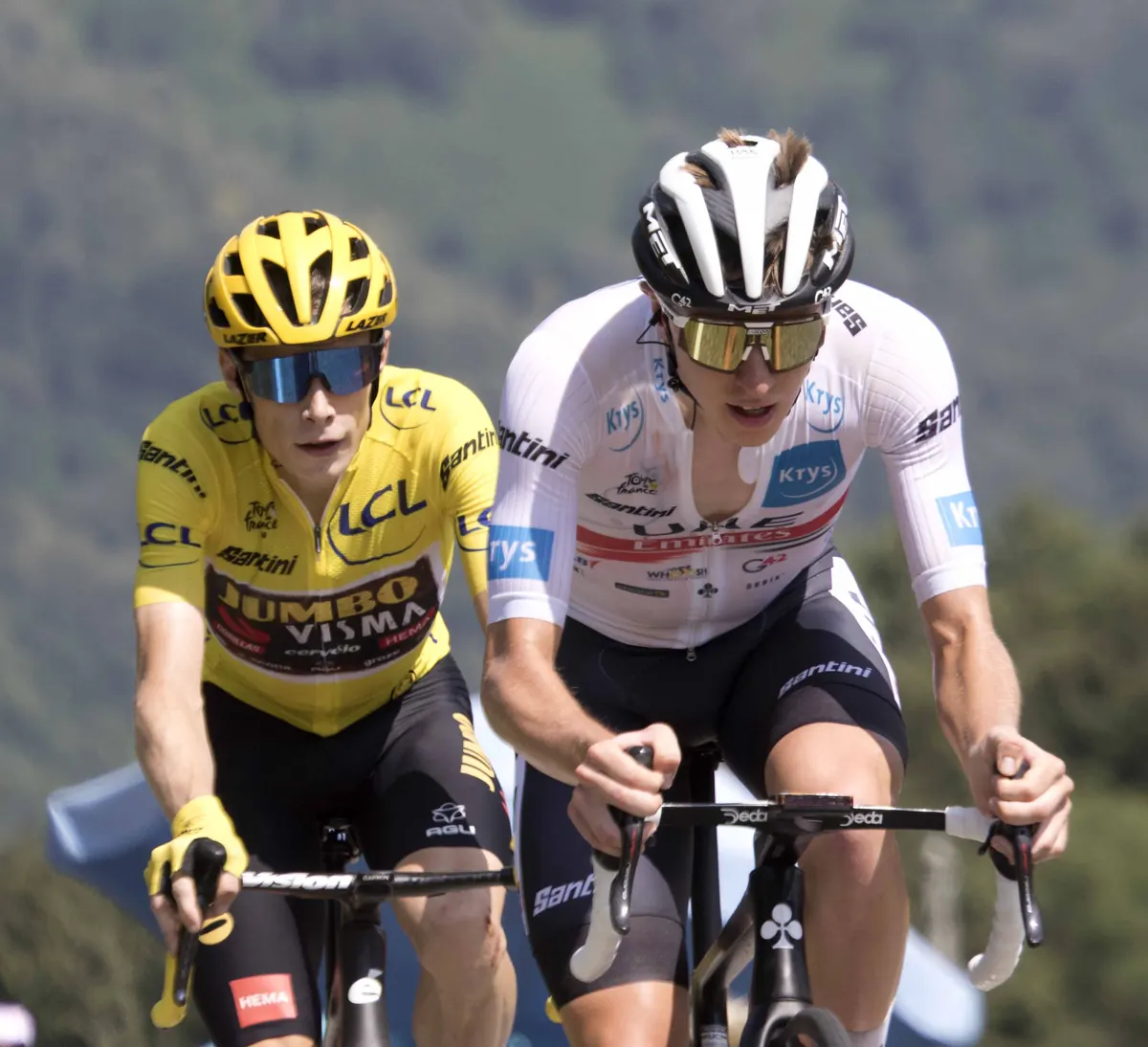 Jonas Vingegaard i gult og Tadej Pogačar i den hvide ungdomstrøje under Tour de France 2022
