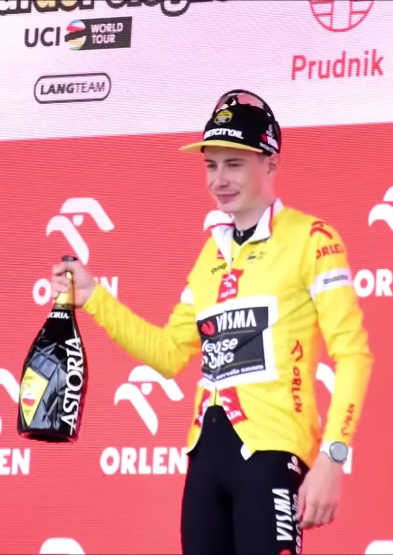 I førertrøjen ved Tour de Pologne 2024 i Prudnik – løbet, han vandt efter styrtet i Baskerlandet
