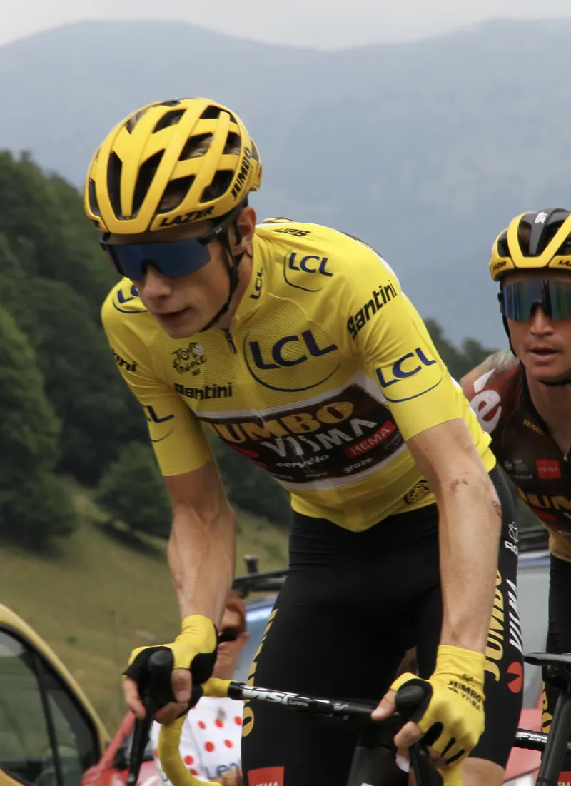 I den gule trøje på 17. etape af Tour de France 2022 i Pyrenæerne