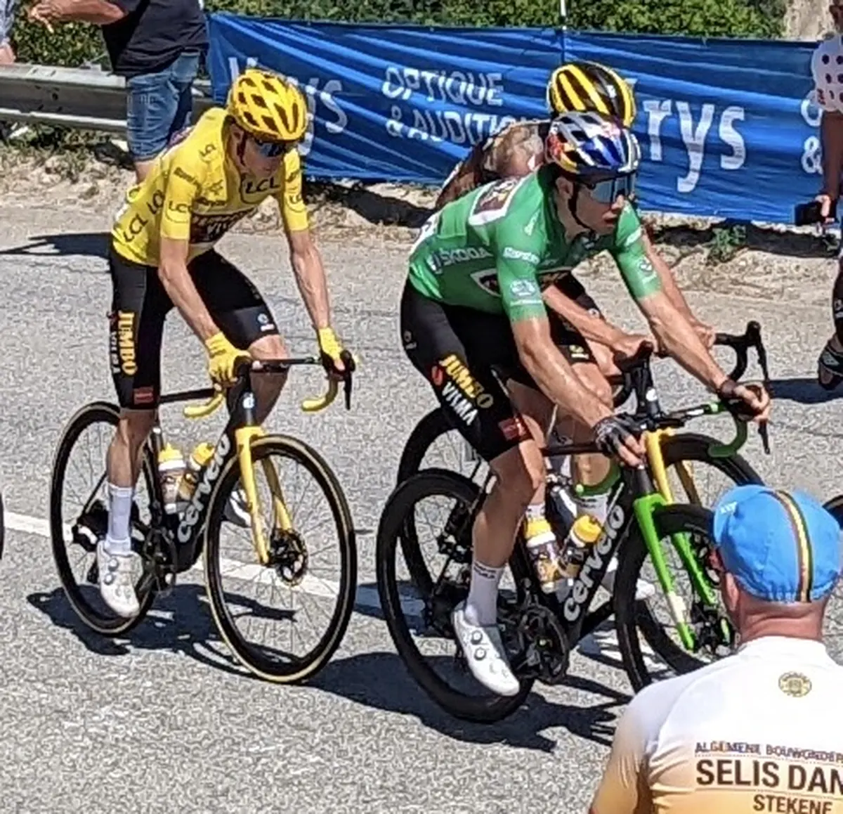 Med holdkammeraten Wout van Aert i den grønne trøje på vej op ad Croix de Fer, Tour de France 2022