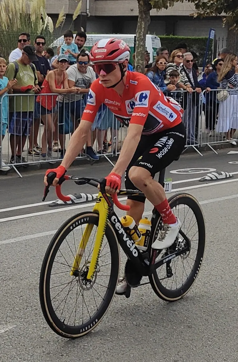 I den røde førertrøje ved starten af 12. etape af Vuelta a España 2025 i Laredo